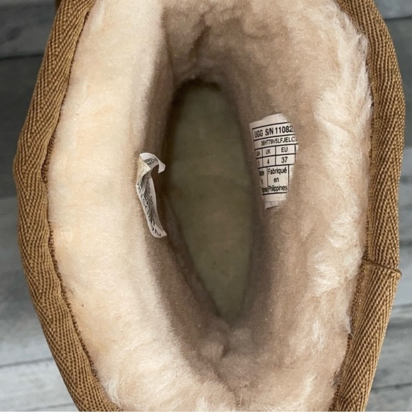 UGG Women's Classic Short Rubber Logo Cold-Weather Boots - Chestnut - Sz-6 .US - Picture 13 of 14